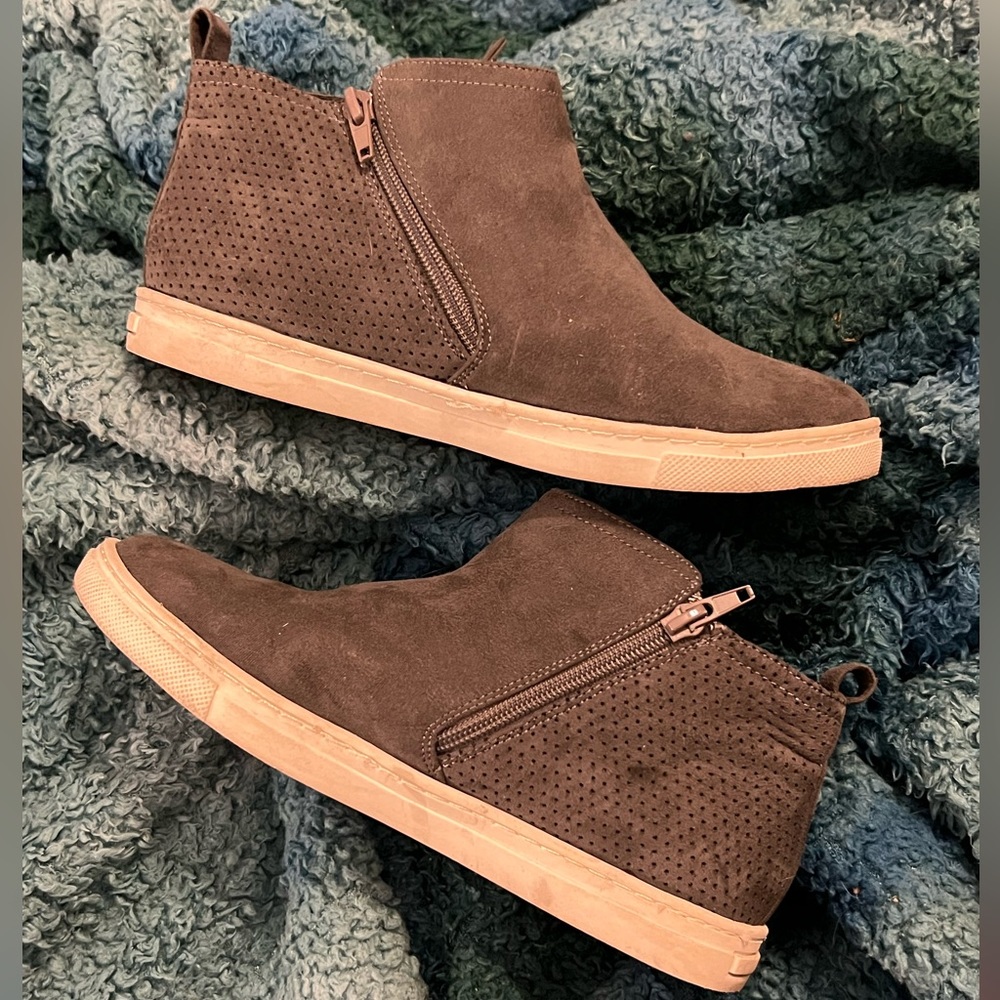 Dolce Vita Gray Suede Youth ankle bootie sneakers, Size Big Kids 4
